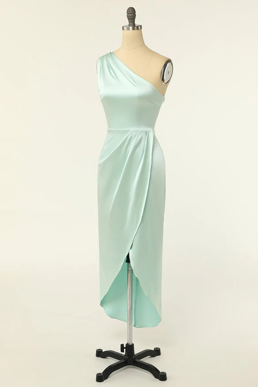 Vestido de dama de honor de satén con un solo hombro